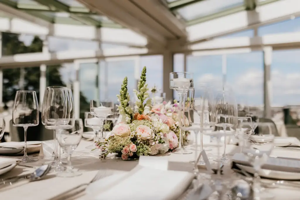 Festlich gedeckter Tisch mit romantischem Blumengesteck im Jagdschloss