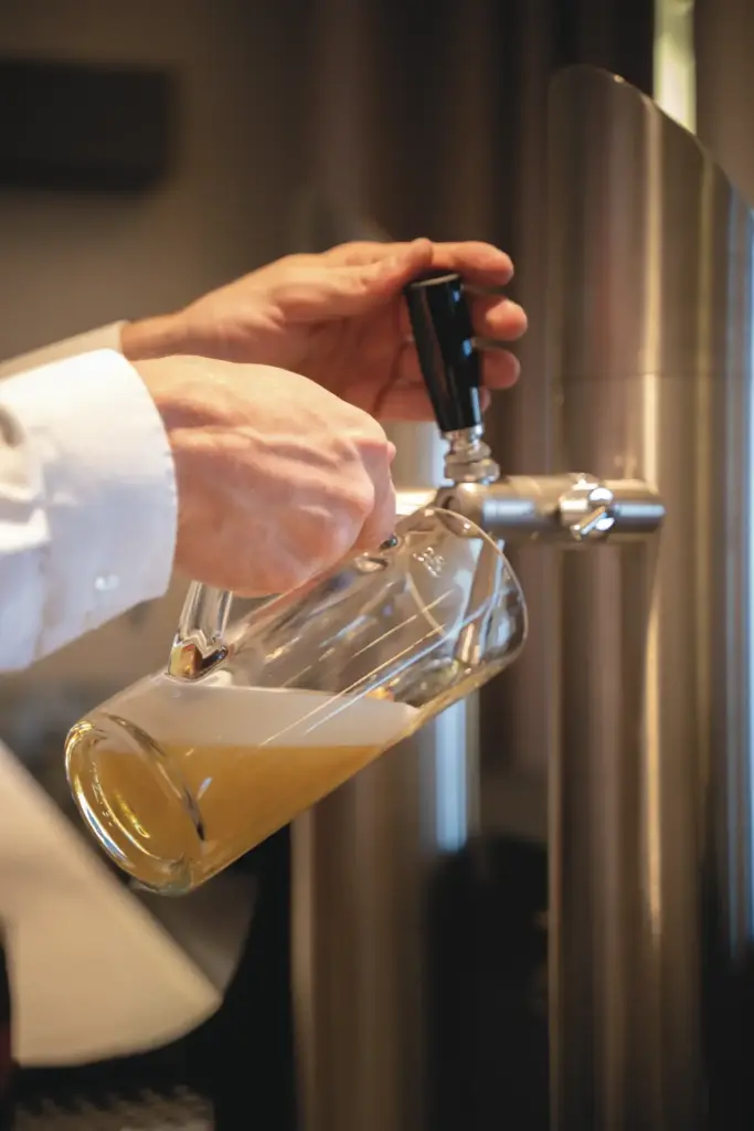 Ein Bierglas wird am Zapfhahn gefüllt