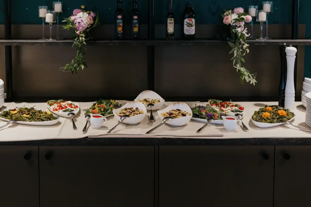 Ein Buffet mit diversen Leckereien im Jagdschloss aufgebaut