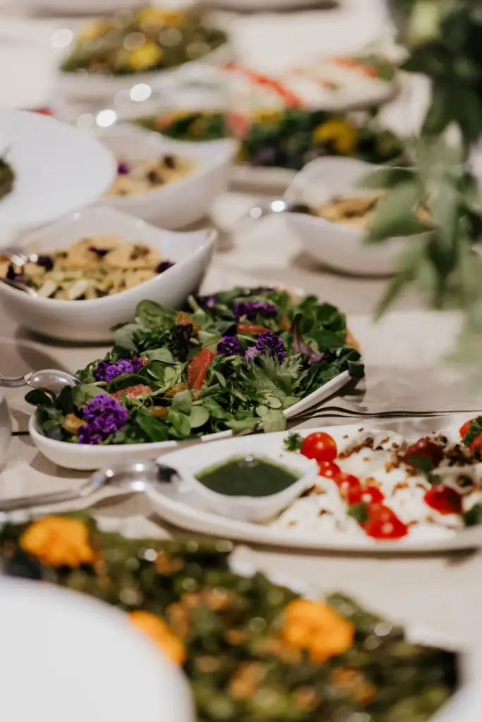 Festliches Buffet mit kalten Speisen im Jagdschloss