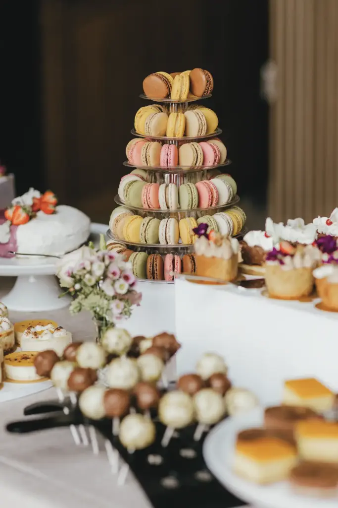 Eine Pyramide aus Macarons auf einem Tisch im Jagdschloss